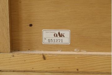 中古　美品　旭川家具　近藤工芸　Solid Furniture OAK (ソリッドファニチャー オーク)　オーク材　取っ手のデザインまでこだわりが感じられる凝った意匠が素敵なサイドボード(収納棚、戸棚、キャビネット、食器棚、カップボード)(R-081282)