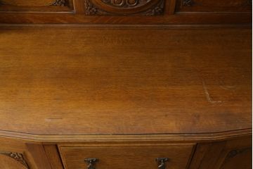 イギリスアンティーク　オーク材　細部にまで施されたクラシカルなデザインの彫刻が目を惹くサイドボード(サイドキャビネット、リビングボード、収納棚、英国)(R-081283)