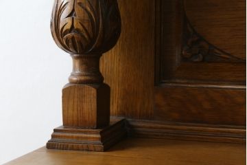 イギリスアンティーク　オーク材　細部にまで施されたクラシカルなデザインの彫刻が目を惹くサイドボード(サイドキャビネット、リビングボード、収納棚、英国)(R-081283)