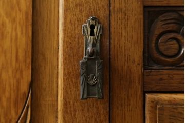 イギリスアンティーク　オーク材　細部にまで施されたクラシカルなデザインの彫刻が目を惹くサイドボード(サイドキャビネット、リビングボード、収納棚、英国)(R-081283)
