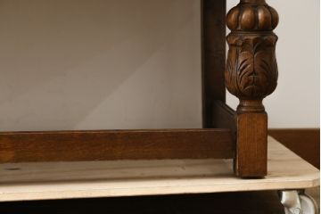 イギリスアンティーク　オーク材　細部にまで施されたクラシカルなデザインの彫刻が目を惹くサイドボード(サイドキャビネット、リビングボード、収納棚、英国)(R-081283)