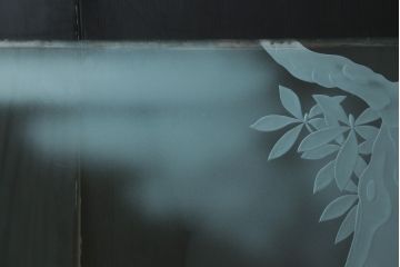 中古　建具　特大!!　職人手作り　草木・花と女性を描いた幻想的な特注品ガラスアート1枚(ガラス絵彫り、明り取り、明かり取り、窓ガラス)(製作費約400万円)(R-081284)