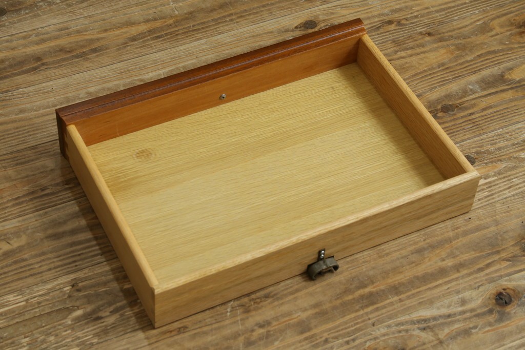 中古　美品!!　DREXEL HERITAGE(ドレクセルヘリテイジ)　品のある佇まいが美しいサイドテーブル　(R-081285)