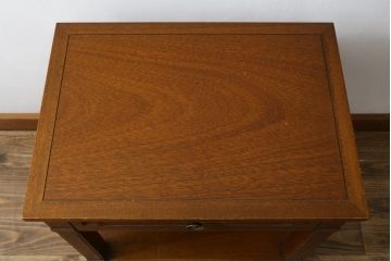中古　美品!!　DREXEL HERITAGE(ドレクセルヘリテイジ)　品のある佇まいが美しいサイドテーブル(電話台、飾り台、ナイトテーブル、コンソールテーブル)(R-081286)