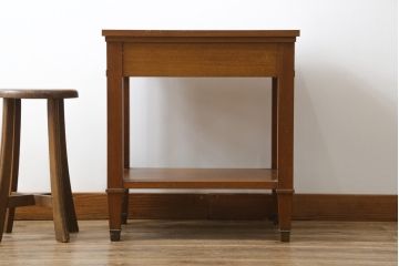 中古　美品!!　DREXEL HERITAGE(ドレクセルヘリテイジ)　品のある佇まいが美しいサイドテーブル(電話台、飾り台、ナイトテーブル、コンソールテーブル)(R-081286)