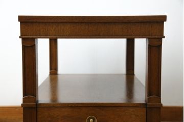 中古　DREXEL HERITAGE(ドレクセルヘリテイジ)　Triune(トライユン)　気品を感じるエレガントなサイドテーブル(電話台、飾り台、ナイトテーブル、コンソールテーブル)(R-081288)