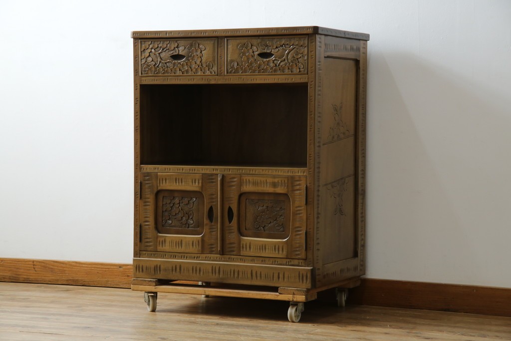 中古　軽井沢彫り　随所に施された桜の彫りが見事なサイドキャビネット　(R-081289)