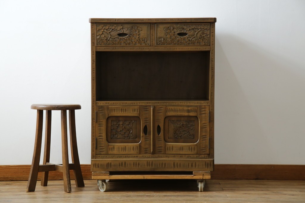 中古　軽井沢彫り　随所に施された桜の彫りが見事なサイドキャビネット　(R-081289)