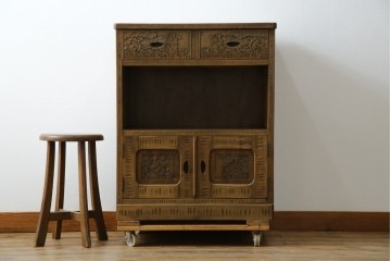 中古　軽井沢彫り　随所に施された桜の彫りが見事なサイドキャビネット　(R-081289)