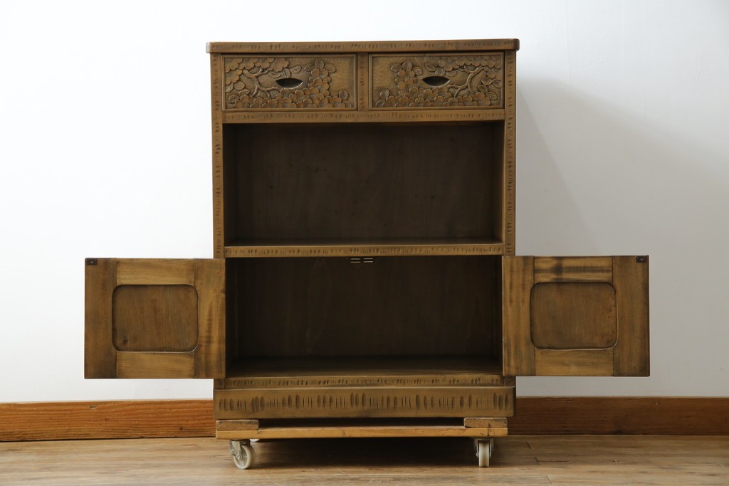 中古　軽井沢彫り　随所に施された桜の彫りが見事なサイドキャビネット　(R-081289)