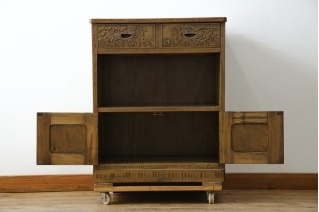 中古　軽井沢彫り　随所に施された桜の彫りが見事なサイドキャビネット　(R-081289)