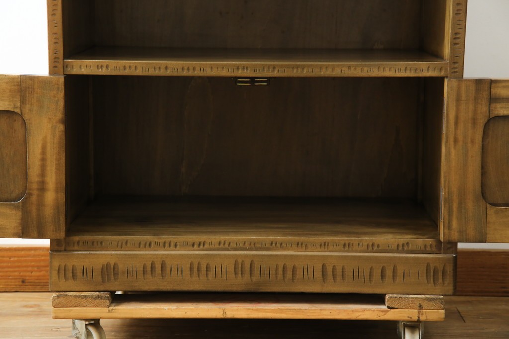 中古　軽井沢彫り　随所に施された桜の彫りが見事なサイドキャビネット　(R-081289)