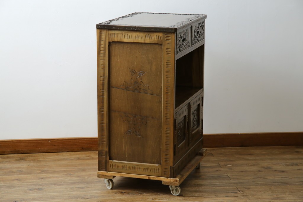 中古　軽井沢彫り　随所に施された桜の彫りが見事なサイドキャビネット　(R-081289)