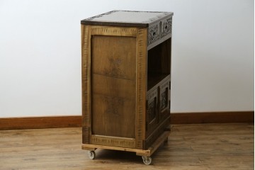 中古　軽井沢彫り　随所に施された桜の彫りが見事なサイドキャビネット　(R-081289)