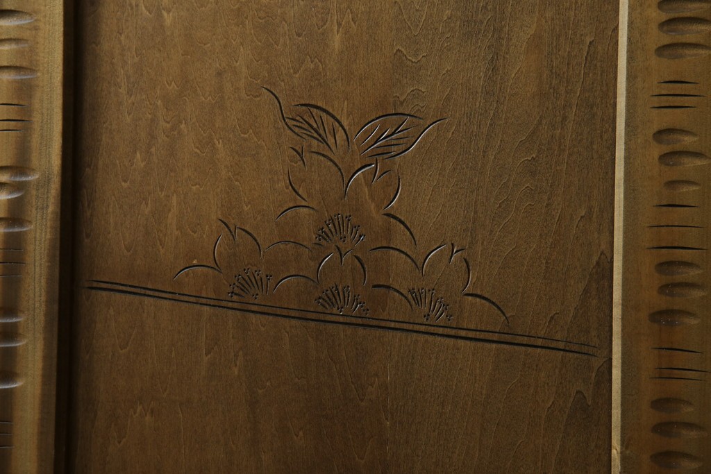 中古　軽井沢彫り　随所に施された桜の彫りが見事なサイドキャビネット　(R-081289)