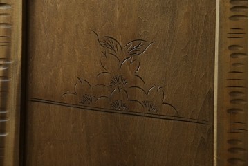 中古　軽井沢彫り　随所に施された桜の彫りが見事なサイドキャビネット　(R-081289)