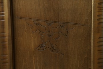 中古　軽井沢彫り　随所に施された桜の彫りが見事なサイドキャビネット　(R-081289)