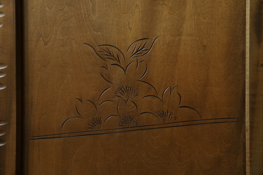 中古　軽井沢彫り　随所に施された桜の彫りが見事なサイドキャビネット　(R-081289)