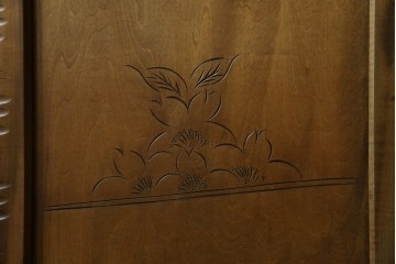 中古　軽井沢彫り　随所に施された桜の彫りが見事なサイドキャビネット　(R-081289)