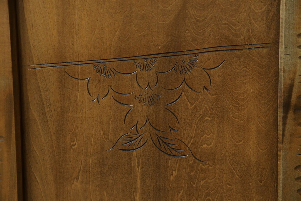 中古　軽井沢彫り　随所に施された桜の彫りが見事なサイドキャビネット　(R-081289)