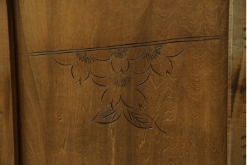 中古　軽井沢彫り　随所に施された桜の彫りが見事なサイドキャビネット　(R-081289)