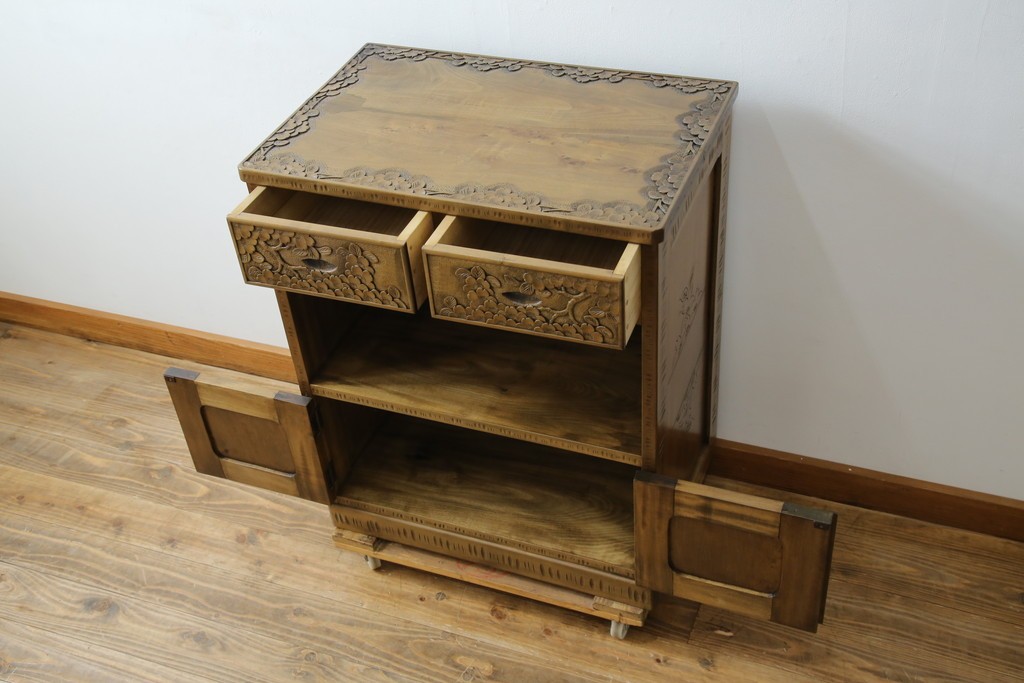 中古　軽井沢彫り　随所に施された桜の彫りが見事なサイドキャビネット　(R-081289)