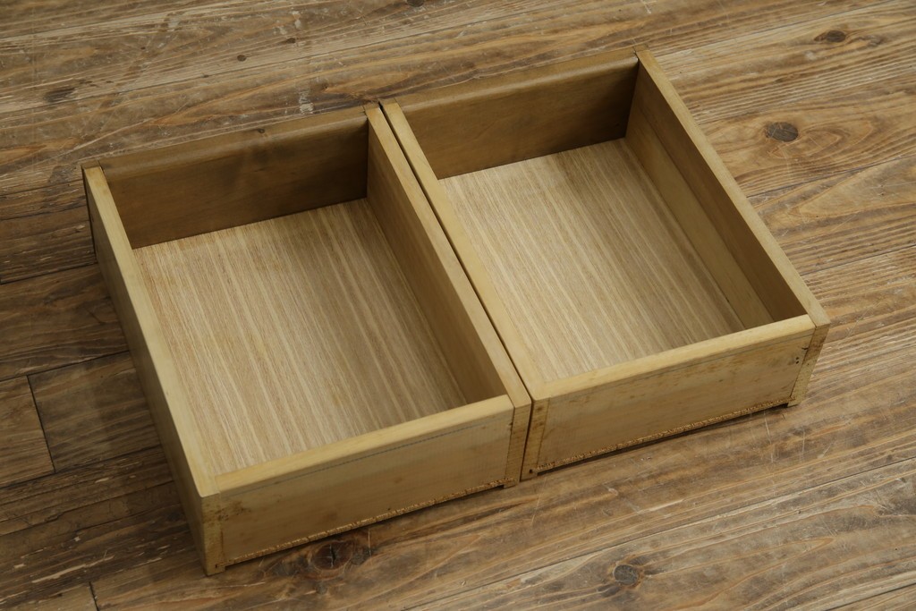 中古　軽井沢彫り　随所に施された桜の彫りが見事なサイドキャビネット　(R-081289)