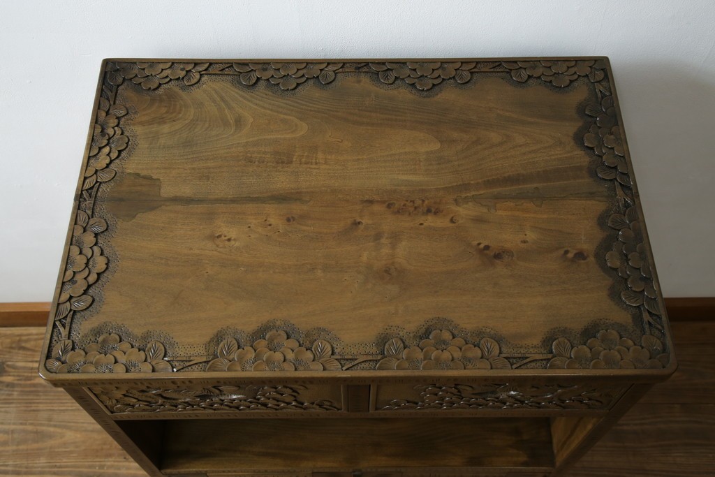 中古　軽井沢彫り　随所に施された桜の彫りが見事なサイドキャビネット　(R-081289)