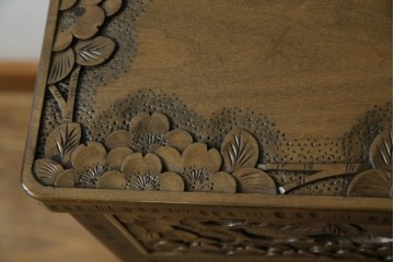 中古　軽井沢彫り　随所に施された桜の彫りが見事なサイドキャビネット　(R-081289)