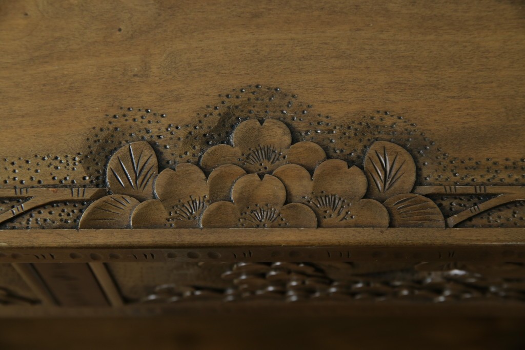 中古　軽井沢彫り　随所に施された桜の彫りが見事なサイドキャビネット　(R-081289)