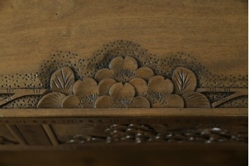 中古　軽井沢彫り　随所に施された桜の彫りが見事なサイドキャビネット　(R-081289)