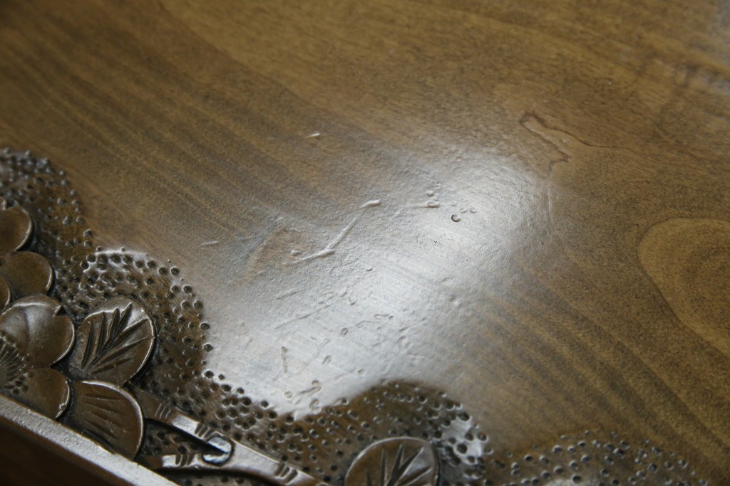 中古　軽井沢彫り　随所に施された桜の彫りが見事なサイドキャビネット　(R-081289)