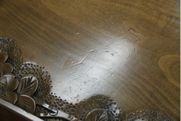 中古　軽井沢彫り　随所に施された桜の彫りが見事なサイドキャビネット　(R-081289)