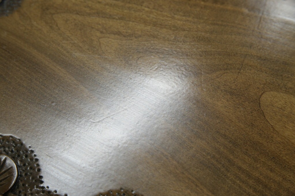 中古　軽井沢彫り　随所に施された桜の彫りが見事なサイドキャビネット　(R-081289)