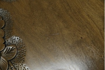 中古　軽井沢彫り　随所に施された桜の彫りが見事なサイドキャビネット　(R-081289)