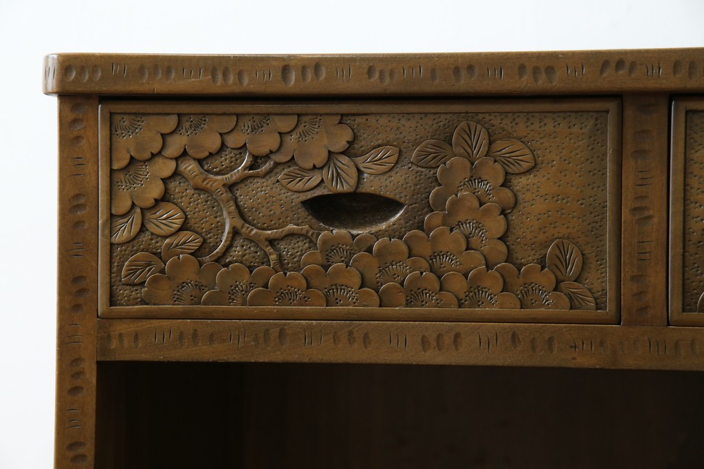 中古　軽井沢彫り　随所に施された桜の彫りが見事なサイドキャビネット　(R-081289)