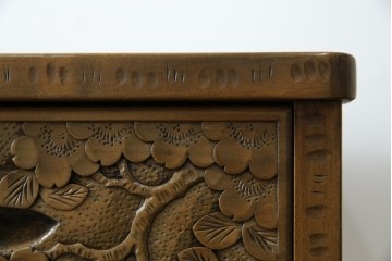 中古　軽井沢彫り　随所に施された桜の彫りが見事なサイドキャビネット　(R-081289)