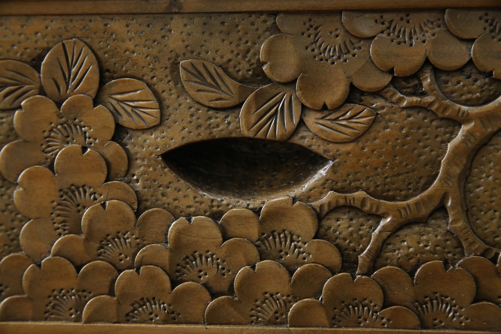 中古　軽井沢彫り　随所に施された桜の彫りが見事なサイドキャビネット　(R-081289)