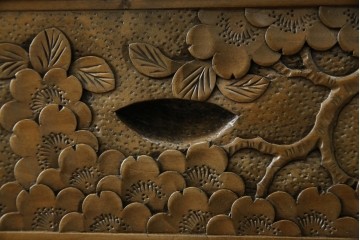 中古　軽井沢彫り　随所に施された桜の彫りが見事なサイドキャビネット　(R-081289)