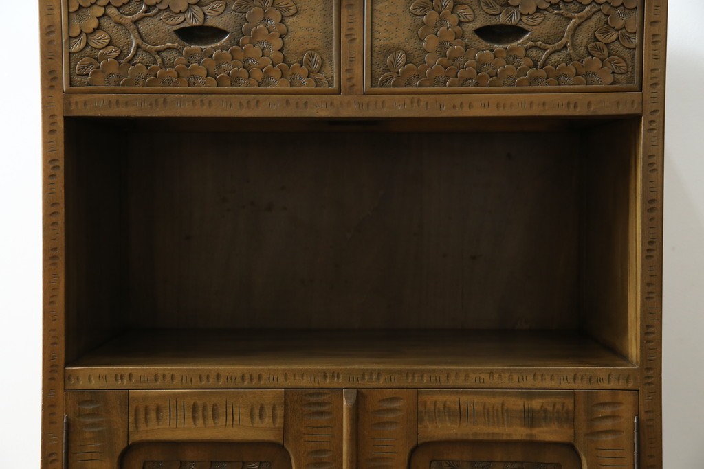 中古　軽井沢彫り　随所に施された桜の彫りが見事なサイドキャビネット　(R-081289)