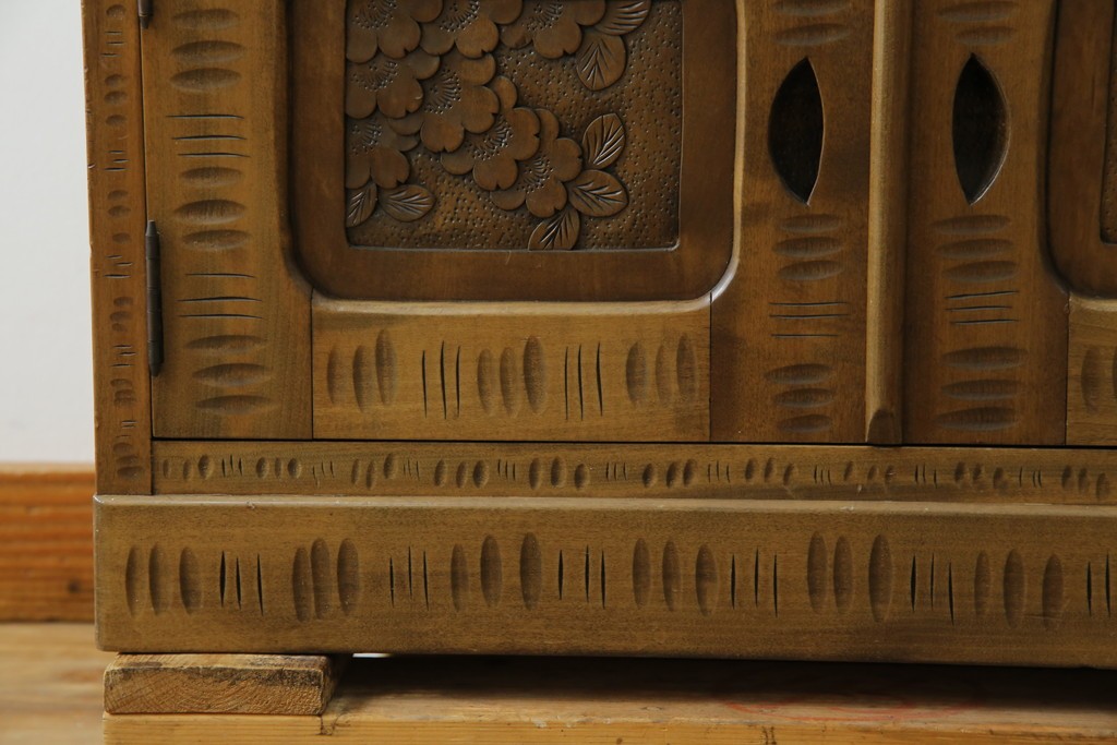 中古　軽井沢彫り　随所に施された桜の彫りが見事なサイドキャビネット　(R-081289)