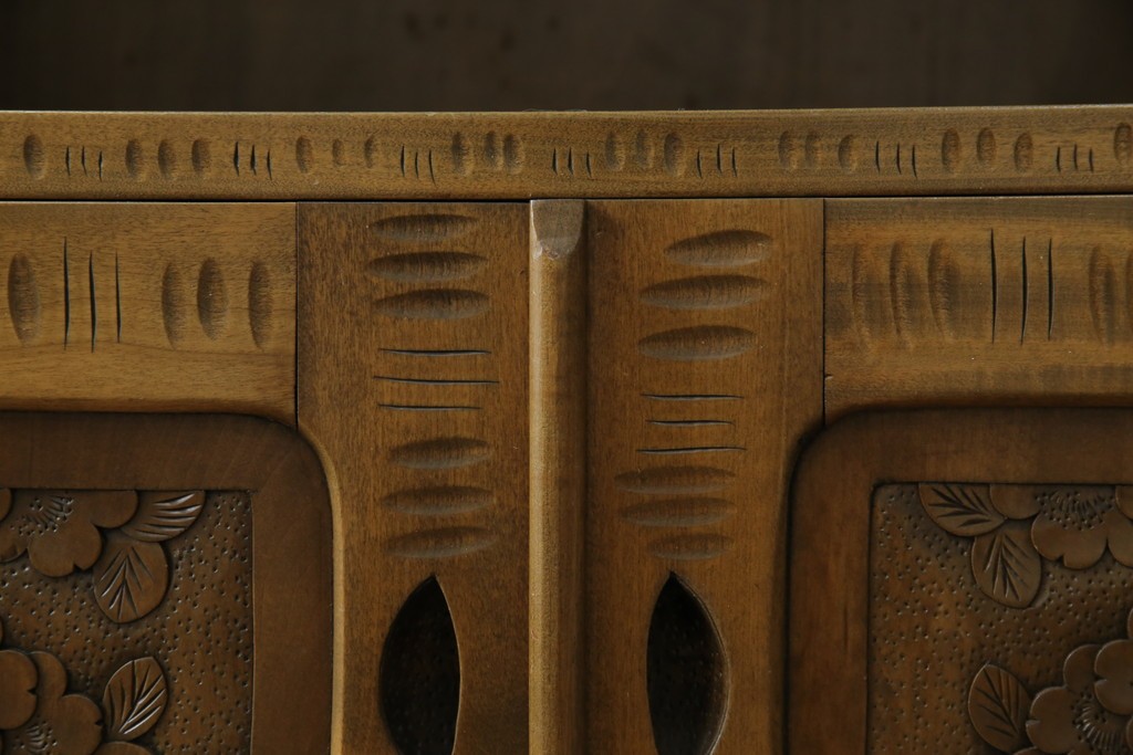 中古　軽井沢彫り　随所に施された桜の彫りが見事なサイドキャビネット　(R-081289)