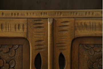 中古　軽井沢彫り　随所に施された桜の彫りが見事なサイドキャビネット　(R-081289)