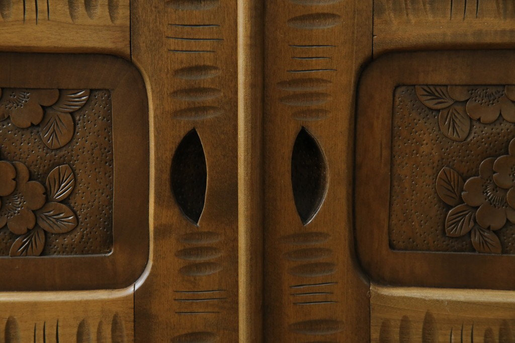 中古　軽井沢彫り　随所に施された桜の彫りが見事なサイドキャビネット　(R-081289)