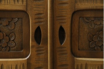 中古　軽井沢彫り　随所に施された桜の彫りが見事なサイドキャビネット　(R-081289)