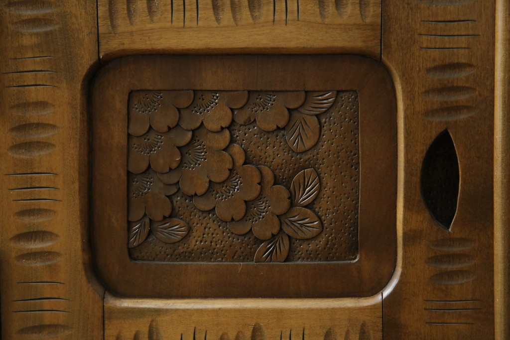 中古　軽井沢彫り　随所に施された桜の彫りが見事なサイドキャビネット　(R-081289)