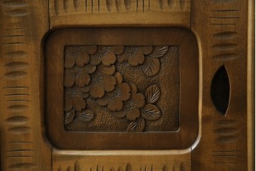 中古　軽井沢彫り　随所に施された桜の彫りが見事なサイドキャビネット　(R-081289)