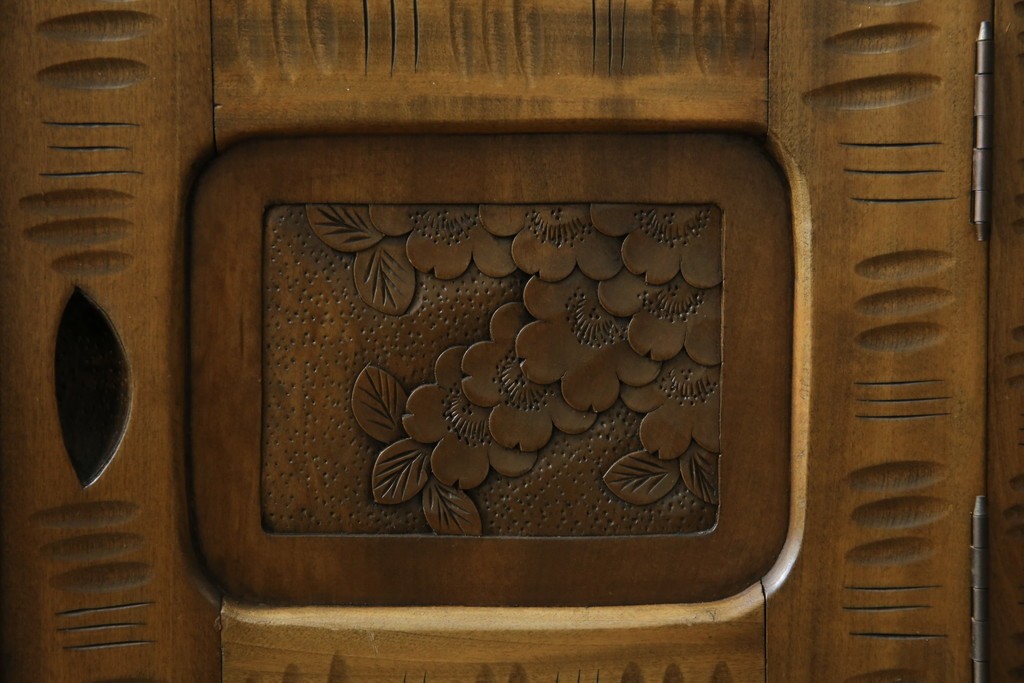 中古　軽井沢彫り　随所に施された桜の彫りが見事なサイドキャビネット　(R-081289)