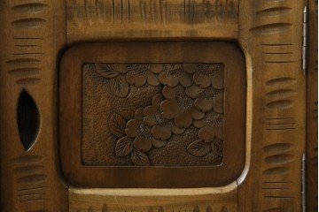 中古　軽井沢彫り　随所に施された桜の彫りが見事なサイドキャビネット　(R-081289)