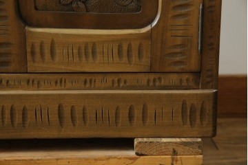 中古　軽井沢彫り　随所に施された桜の彫りが見事なサイドキャビネット　(R-081289)